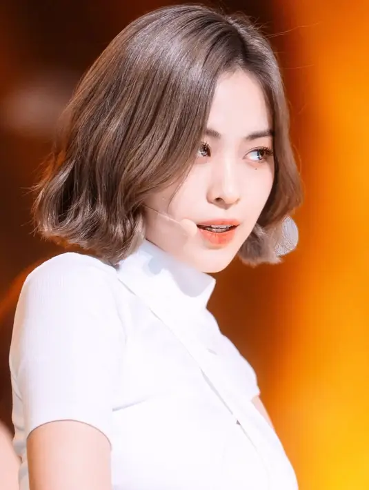 Ryujin ITZY tampil luar biasa di panggung dengan warna rambut mushroom blonde. Foto: Instagram.