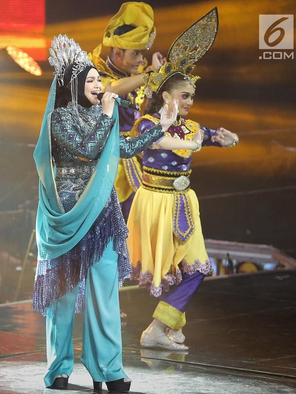 Penampilan penyanyi Siti Nurhaliza saat konser 'Dato Sri Siti Nurhaliza on Tour' di Istora Senayan, Jakarta, Kamis (21/2). Siti juga membawakan beberapa lagu miliknya yang jarang dibawakan ketika tampil di atas panggung. (Fimela.com/Bambang E Ros)