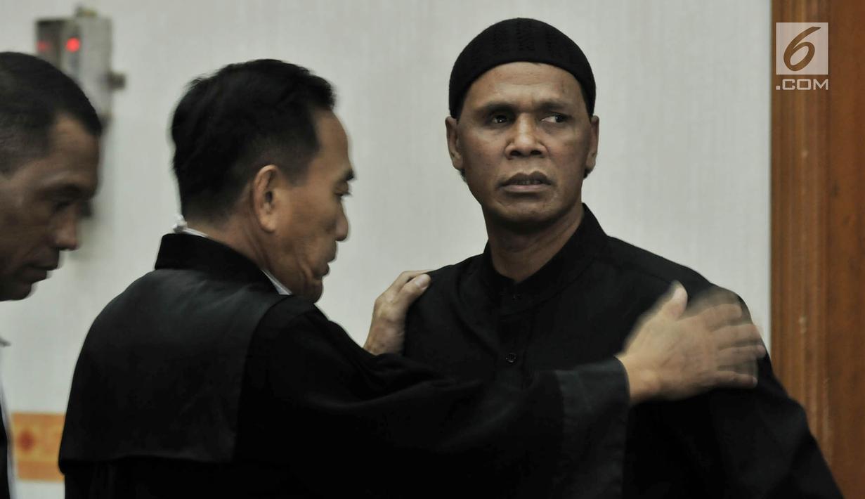 Ekspresi terdakwa Hercules Rosario Marshal saat menjalani sidang vonis terkait kasus penguasaan lahan milik PT Nila Alam di Pengadilan Negeri Jakarta Barat, Rabu (27/3). Majelis Hakim PN Barat memvonis Hercules 8 bulan penjara. (merdeka.com/Iqbal S. Nugroho)