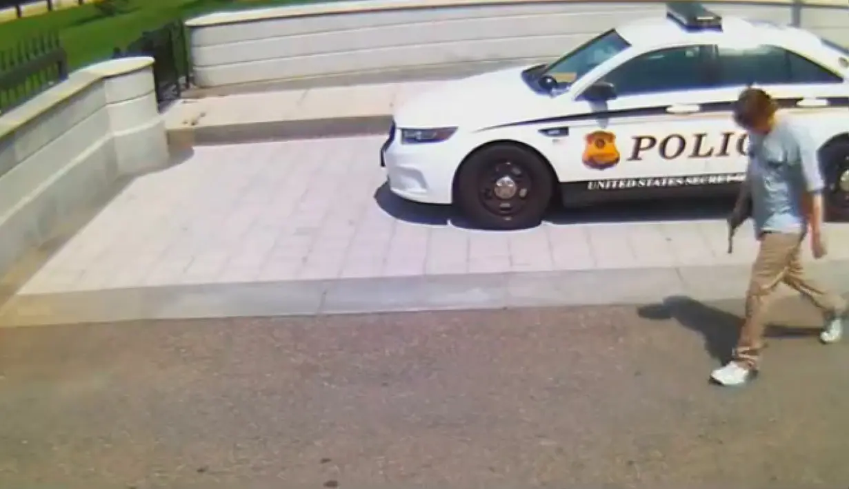 Jesse Olivieri berjalan membawa senjata di luar Gedung Putih, Washington, AS pada 20 Mei 2016. Akibat Aksi nekatnya Jesse tertembak di bagian dadanya oleh pasukan Secret Service AS. (U.S. District Attorney's Office, D.C./Handout via Reuters)
