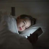 ilustrasi bermain ponsel sebelum tidur/copyright freepik.com/freepik