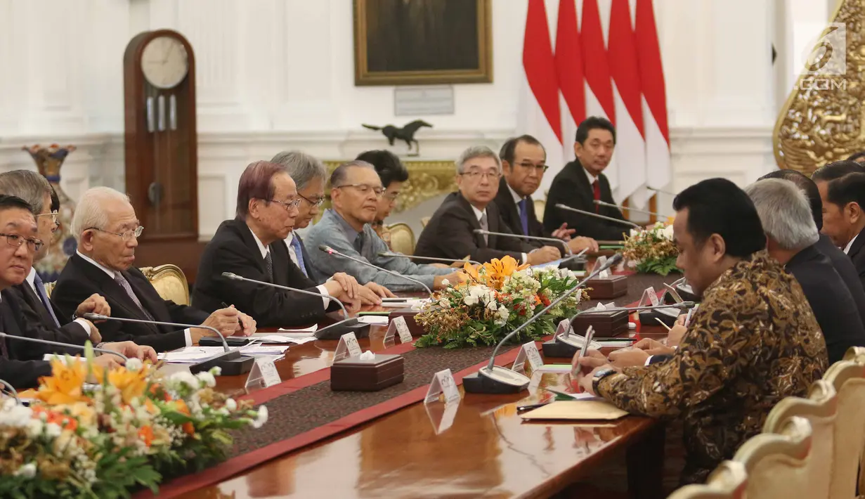 Mantan Perdana Menteri Jepang, Yasuo Fukuda (keempat kiri) berdialog dengan Presiden Joko Widodo saat kunjungannya di Istana Merdeka, Jumat (27/10). Kunjungan ini juga membahas kerjasama dalam bidang ekonomi. (Liputan6.com/Angga Yuniar)