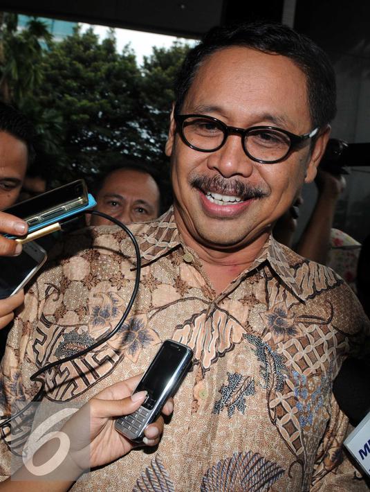 Sekda Banten Ranta Suharta saat ditanya awak media usai menjalani pemeriksaan di KPK, Jakarta, Selasa (19/1). Ranta Suharta diperiksa terkait dugaan suap pemulusan penyertaan modal PT Banten Global Development (BGD). (Liputan6.com/Helmi Afandi)