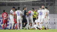 Wasit Oki Dwi Putra mendapatkan protes keras dari Persija Jakarta setelah menganulir gol Marko Simic ke gawang Arema FC dalam BRI Liga 1 di Stadion Manahan, Solo, Minggu (17/10/2021). (Bola.com/Bagaskara Lazuardi).