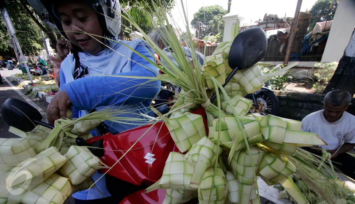 Seorang warga membeli kulit ketupat yang dijajakan di sekitar Pakualaman,Yogyakarta, menjelang Hari Raya Idul Fitri 1437 Hijriah, Senin (4/7). H-2 menjelang Lebaran, pedagang musiman yang menjual kulit ketupat mulai bermunculan (Liputan6.com/Boy Harjanto)