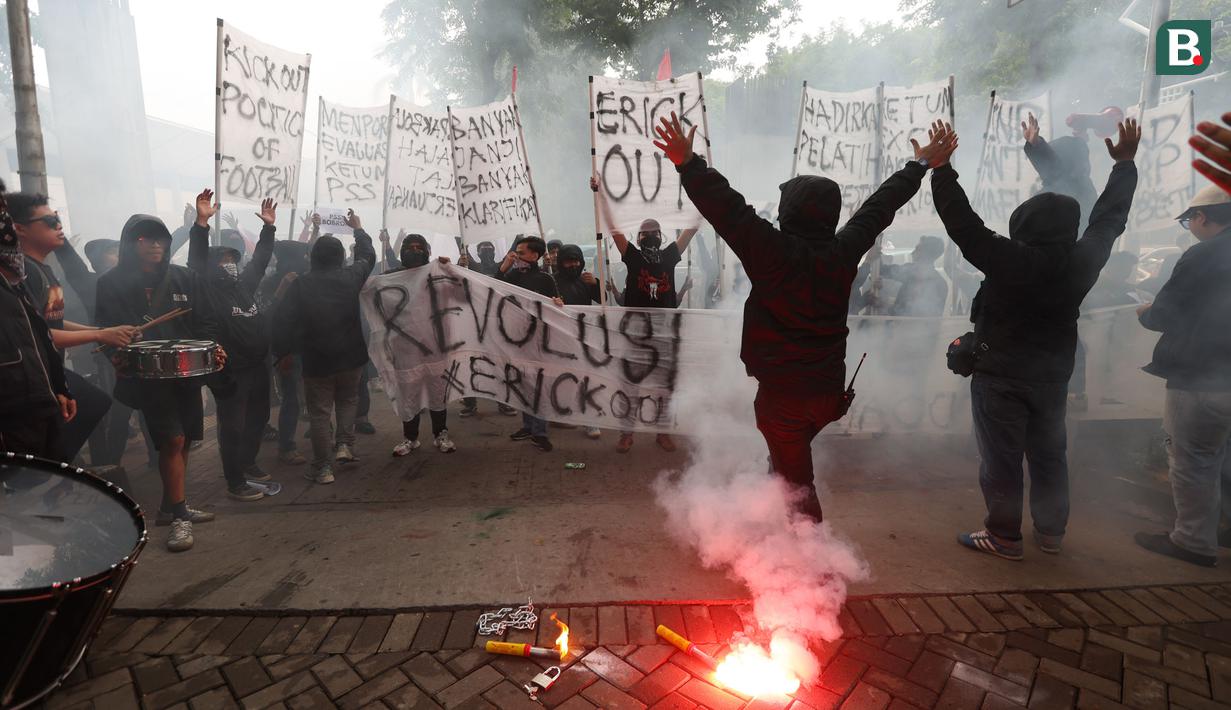 Suporter timnas Indonesia, Ultras Garuda, menggelar aksi unjuk rasa di depan Kantor PSSI, GBK Arena, Senayan, Jakarta Pusat, Jumat (14/11/2025). Mereka meluapkan kekecewaan mendalam setelah timnas Indonesia gagal lolos ke Piala Dunia 2026. (Bola.com/M Iqbal Ichsan)