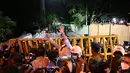 Orang-orang meneriakkan slogan-slogan ketika mereka berkumpul di luar rumah Presiden Sri Lanka untuk menyerukan pengunduran dirinya karena krisis ekonomi negara yang belum pernah terjadi sebelumnya memburuk di Kolombo (31/3/2022). (AFP/Ishara S. Kodikara)