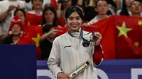 Tunggal putri Indonesia, Gregoria Mariska Tunjung, saat menerima medali perunggu Olimpiade Paris 2024 di Port de la Chapelle Arena, Minggu (4/8/2024). (NOC Indonesia/Wahyu Putro A/ ANTARA)