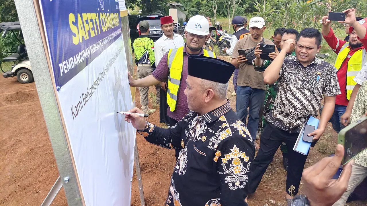 Wali Kota Depok saat membubuhkan tanda tangan pada pelaksanaan pembangunan Alun-alun Taman Hutan Kota di Situ Tujuh Muara, Kecamatan Sawangan, Kota Depok.