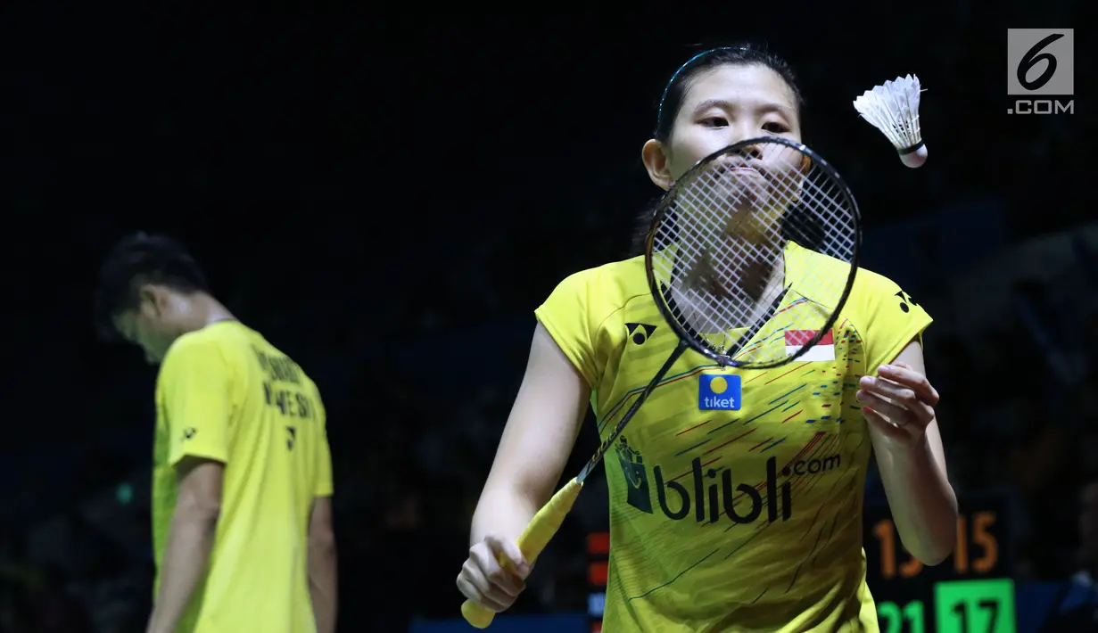 Ganda campuran Indonesia, Debby Susanto/Ricky Karandasuwardisaat melawan He Jiting/Du Yue (China) pada babak pertama Indonesia Open 2018 di Istora GBK, Jakarta, Selasa (3/7). Ricky/Debby unggul. 17-21, 21-13, 24-22 (Liputan6.com/Helmi Fithriansyah)