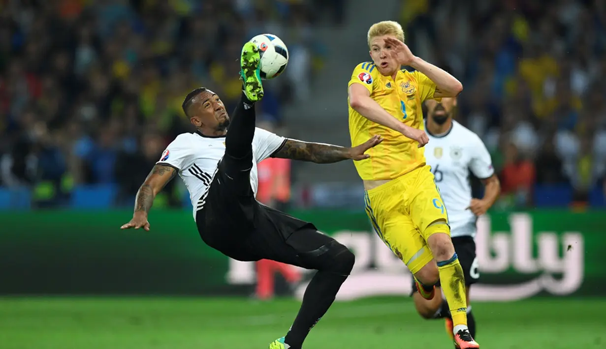 Bek Jerman, Jerome Boateng, mengamankan bola dari pemain Ukraina, Viktor Kovalenko, pada laga Grup C Piala Eropa 2016 di Stade Pierre-Mauroy, Senin (13/6/2016) dini hari WIB. (AFP/Martin Bureau)