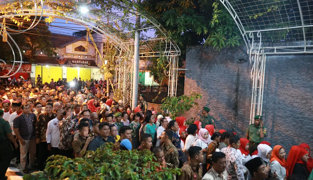 Ribuan tamu yang terdiri dari relawan Jokowi terlihat sudah memadati kediaman Presiden Joko Widodo di Sumber, Surakarta. Sejak siang para tamu undangan Jokowi mulai berdatangan ke kediaman yang dikenal merakyat tersebut. (Adrian Putra/Bintang.com)