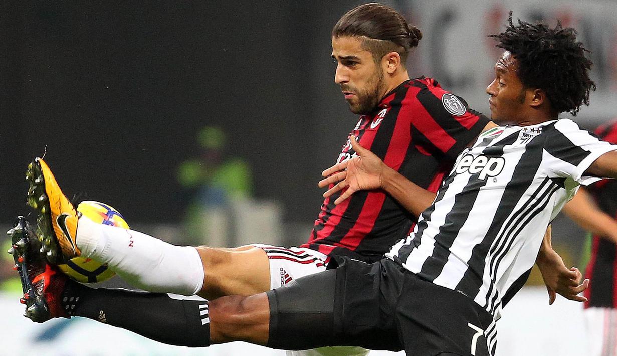 Gelandang Juventus, Juan Cuadrado, berebut bola dengan bek AC Milan, Ricardo Rodriguez, pada laga Serie A di Stadion San Siro, Sabtu (28/10/2017). AC Milan Takluk 0-2 dari Juventus. (AP/Matteo Bazzi)