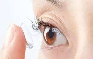 ilustrasi menggunakan softlens saat memakai masker/pexels