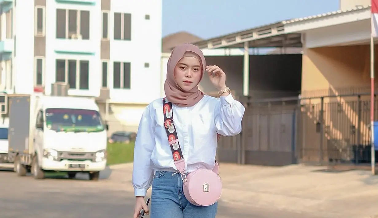 Model pashmina tanpa jarum pentul juga menjadi pilihan gaya hijab sehari-hari Lesti di tahun 2020. (Instagram/lestykejora).