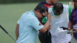 Pegolf Thailand, Panuphol Pittayarat merayakan kemenangan di turnamen Golf Indonesia Open 2017 di Pondok Indah Golf Course, Jakarta, Minggu (29/10). Panuphol mengalahkan pegolf Thailand lainnya, Tirawat Kaewsiribandit. (Liputan6.com/Helmi Fithriansyah)