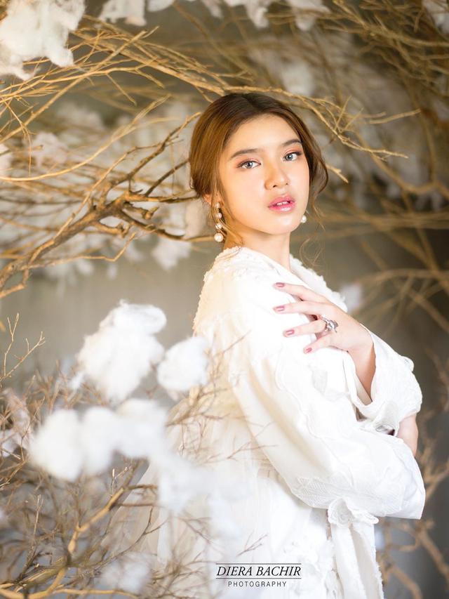 6 Pemotretan Tiara Idol dengan Tema 'Pearl In The Clouds' Ini Curi Perhatian