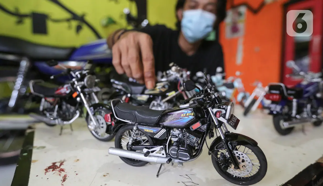 Deretan miniatur motor yang dipajang di Kampung Dukuh, Serua, Tangerang Selatan, Sabtu (17/10/2020). Miniatur motor dengan rasio 1:18 yang dikerjakan sendiri mampu memproduksi 1 buah dalam jangka waktu dua hari. (Liputan6.com/Fery Pradolo)