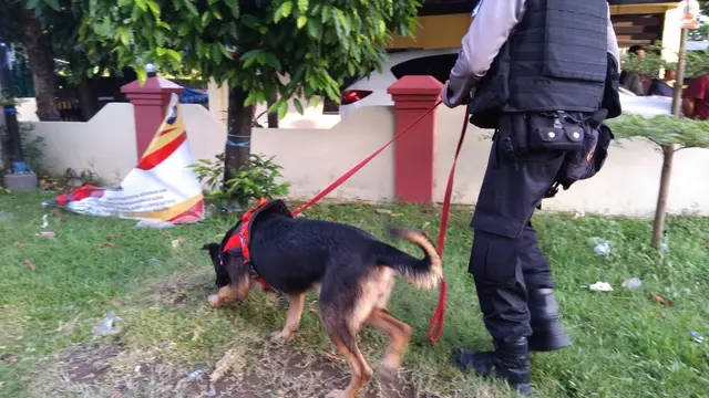 Polisi kerahkan anjing pelacak untuk buru pelaku pelempar molotov ke Mapolsek Bontoal (Liputan6.com/Eka Hakim)
