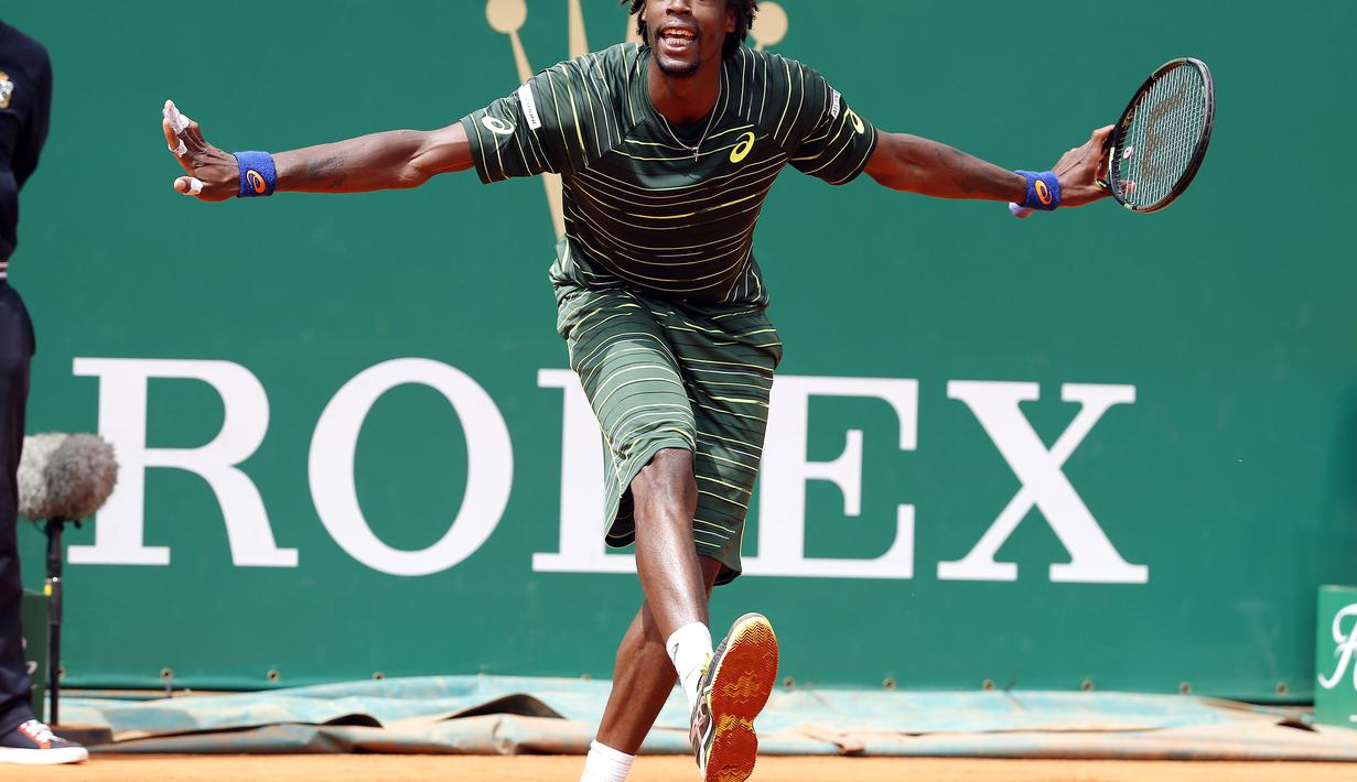 Gael Monfils merayakan keberhasilan usai menyingkirkan Roger Federer di babak ketiga Monte Carlo Masters (REUTERS/Eric Gaillard)