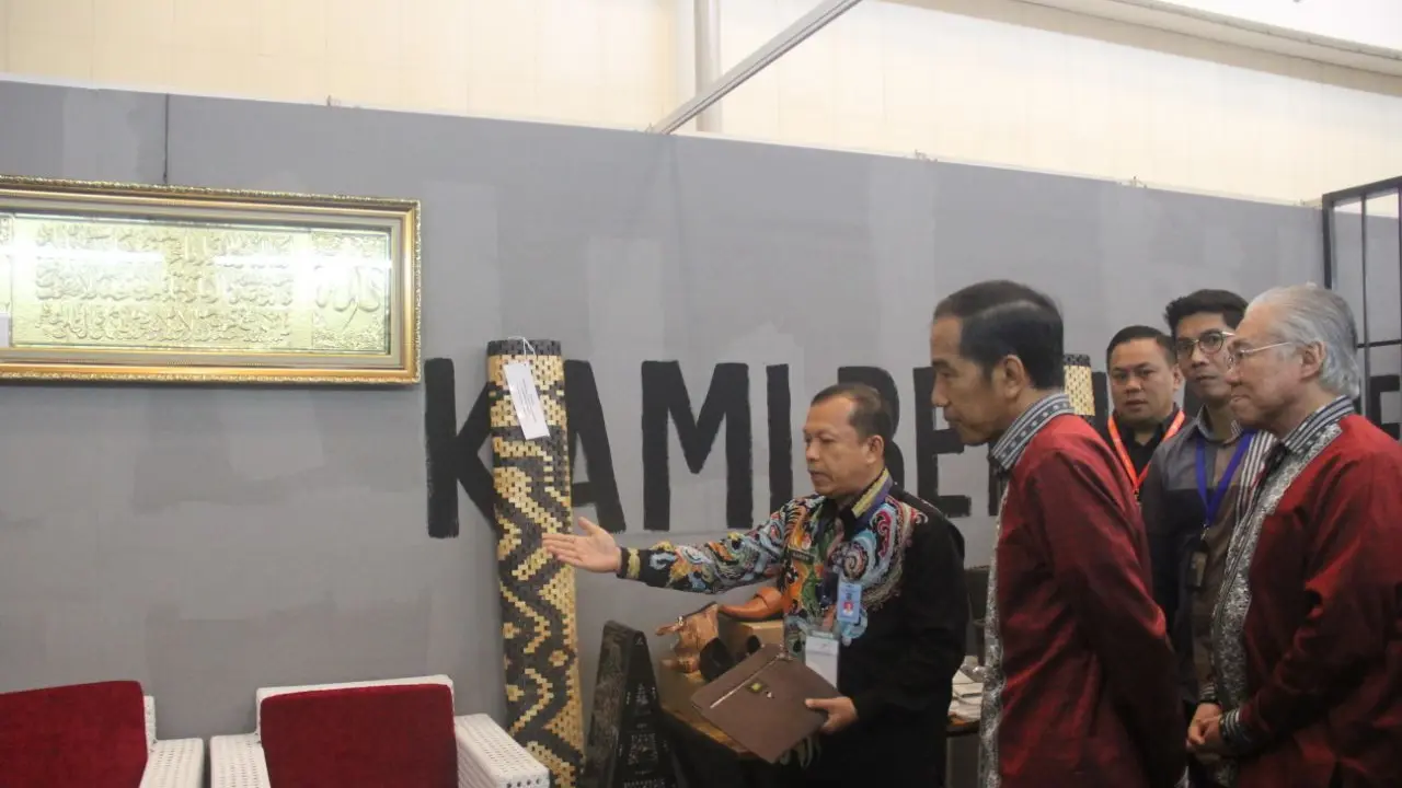 Direktur Pembinaan Narapidana dan Latihan Kerja Produksi (Latkerpro) Harun Sulianto menyambut Presiden Jokowi di stan Direktorat Jenderal Pemasyarakatan (Ditjen PAS) melihat  produk unggulan Warga Binaan Pemasyarakatan (WBP) di Lapas