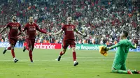 Para pemain Liverpool merayakan gelar juara Piala Super Eropa 2019 setelah mengalahkan Chelsea di Stadion Vodafone Park, Istanbul, Rabu (4/8). Liverpool mengalahkan Chelsea lewat adu penalti dengan skor 5-4. (AP/Lefteris Pitarakis)