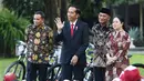 Presiden Joko Widodo menyapa puluhan pelajar di halaman tengah Istana, Jakarta, Rabu (17/5). Dengan kegiatan ini diharapkan masyarakat dapat meningkatkan dan menanamkan budaya baca. (Liputan6.com/Angga Yuniar)