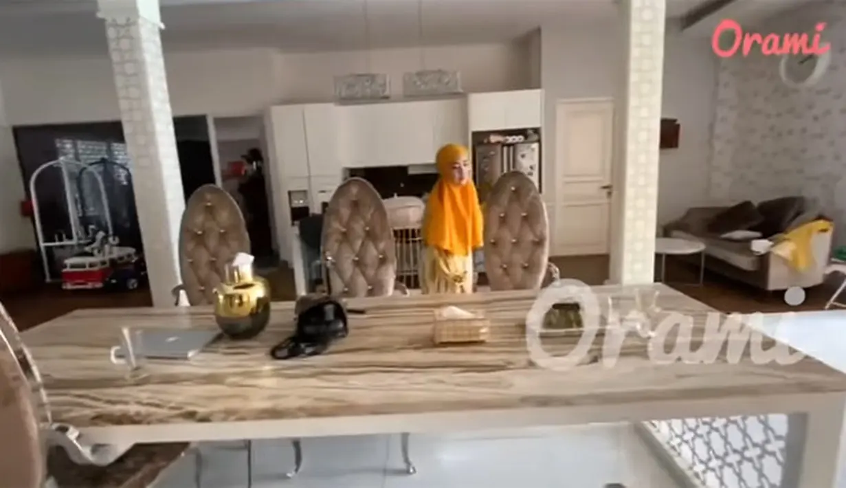 Rumah Ustaz Solmed dan Aprile Jasmin (Youtube/Orami Indonesia)