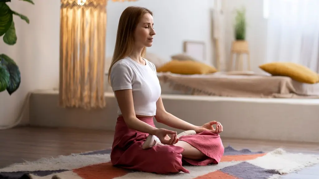 potret perempuan melakukan meditasi ringan di rumah/copyright&nbsp;freepik.com/freepik