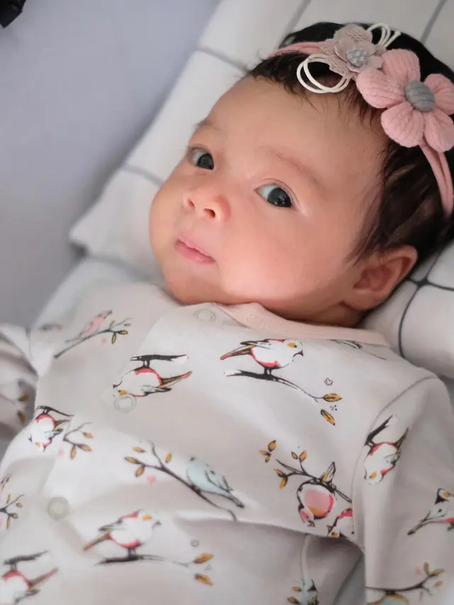 Belum Genap 2 Bulan, Ini Potret 7 Anak Seleb yang Menggemaskan