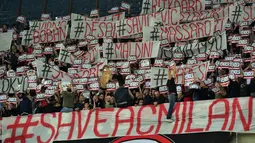 Suporter AC Milan membawa tulisan "Vendesi" (Dijual) dan "Save AC Milan" sebagai bentuk keprihatinan performa kurang bagus AC Milan di bawah asuhan Filippo Inzaghi sepanjang musim 2014-2015. (12/4/2015). (AFP/Giuseppe Cacace)