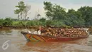 Perahu motor mengangkut sawit di Sungai Baung, Sumsel, Kamis (24/30). Karena efisien waktu, perahu motor ini juga dimanfaatkan untuk mengangkut hasil pertanian dan aktivitas lainnya. (Liputan6.com/Gempur M Surya)