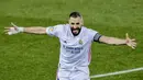 Striker Real Madrid, Karim Benzema, melakukan selebrasi usai mencetak gol ke gawang Alaves pada laga Liga Spanyol di Stadion Mendizorroza, Sabtu (23/1/2021). Real Madrid menang dengan skor 4-1. (AP/Alvaro Barrientos)