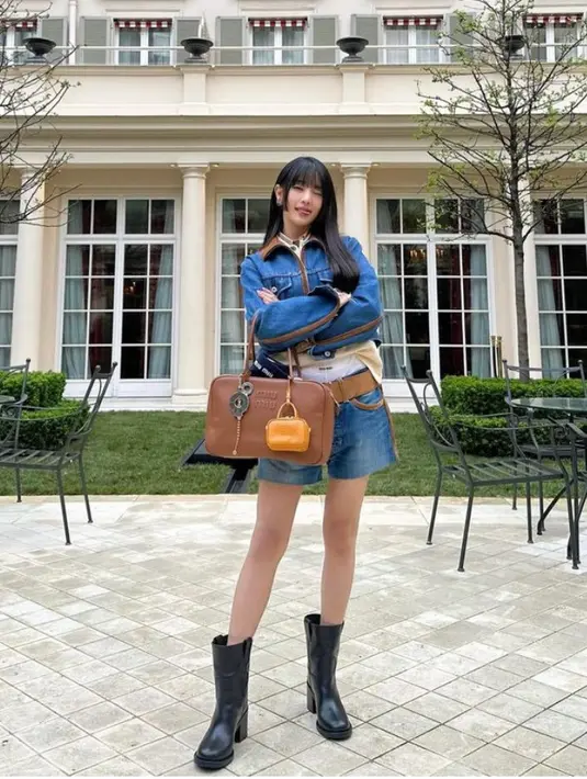 Berbeda lagi dengan Minnie yang tampil mengenakan jaket denim panjang dipadukan celana pendek serasi. Dengan mengenakan boots hitam. [@min.nicha]