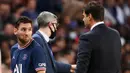 Lionel Messi tampak kecewa saat pelatih Paris Saint-Germain (PSG), Mauricio Pochettino, menariknya keluar saat bersua Olympique Lyon pada laga pekan keenam Ligue 1. (AFP/Frank Fife)