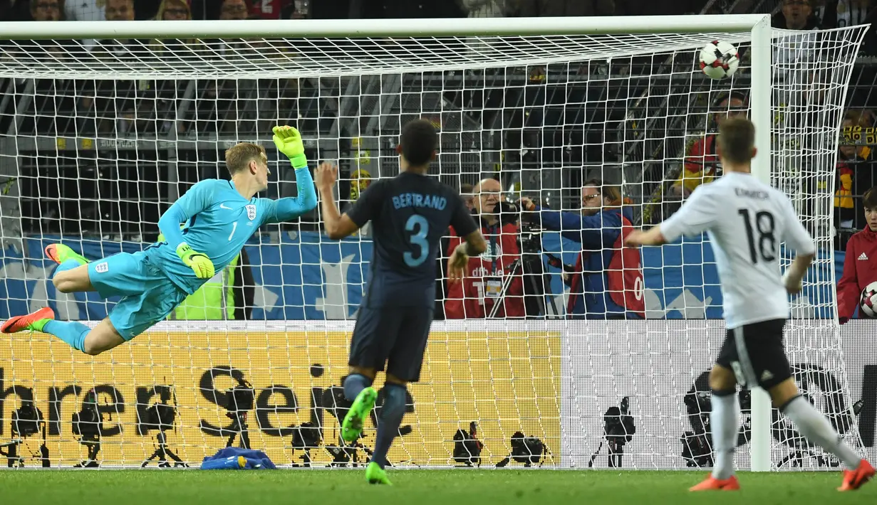 Kiper Inggris, Joe Hart gagal mengahalau bola masuk ke gawangnya. Gol kemenangan Jerman baru tercpita saat laga memasuki menit ke-69. (AFP/Bernd Thissen)