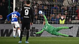 Kiper Juventus Wojciech Szczesny menangkis penalti yang ditendang gelandang Sampdoria Antonio Candreva (kiri) pada pekan ke-29 Liga Italia di Stadion Luigi Ferraris, Minggu (13/3/2022) dini hari WIB. Dua gol Alvaro Morata membantu Juventus menekuk Sampdoria dengan skor 3-1. (Marco BERTORELLO/AFP)