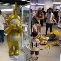 Orangtua ini harus membayar ganti rugi Rp62 juta karena ‘ulah’ anaknya yang tak sengaja memecahkan patung Teletubbies bernilai puluhan juta di sebuah toko. (Facebook/Chen Dawen/
kenneth gee).