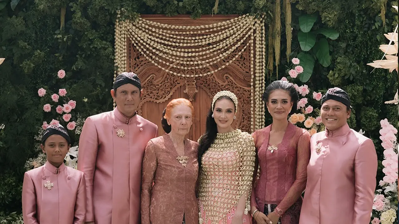 Gaya Cantik Luna Maya saat Prosesi Siraman/via Instagram Luna Maya