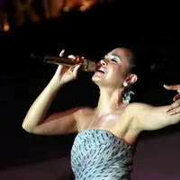 Teriakan penonton histeris saat Andien membawakan lagu-lagu hitnya. (Adrian Putra/Bintang.com)