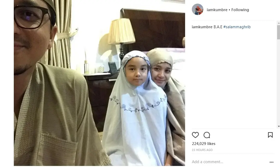 Laudya Cynthia Bella, suami dan anak sambung berjamaah salat magrib (Foto: Instagram)
