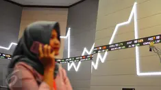 Pengunjung melintasi layar pergerakan saham di Bursa Efek Indonesia, Jakarta, Jumat (10/2). (Liputan6.com/Angga Yuniar)