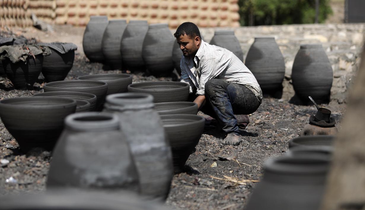 Seorang perajin tembikar bekerja di Desa Nazla di Fayoum, Mesir (5/10/2020). Desa Nazla yang terletak di Kegubernuran Fayoum, Mesir, terkenal dengan perajin tembikarnya yang masih mempertahankan teknik pembuatan tembikar dari zaman Mesir kuno. (Xinhua/Ahmed Gomaa)