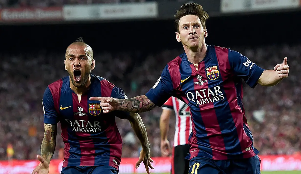 Pesepak bola Barcelona, Lionel Messi, merayakan gol bersama rekannya Dani Alves usai membobol gawang Athletic Bilboa pada laga La Liga Spanyol di Stadion Camp Nou, Sabtu (30/5/2015). (AFP/Josep Lago)