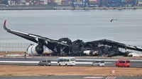 Insiden terjadi ketika pesawat tersebut menabrak pesawat penumpang Japan Airlines yang sedang mendarat di bandara Haneda, Tokyo. (Richard A. Brooks/AFP)