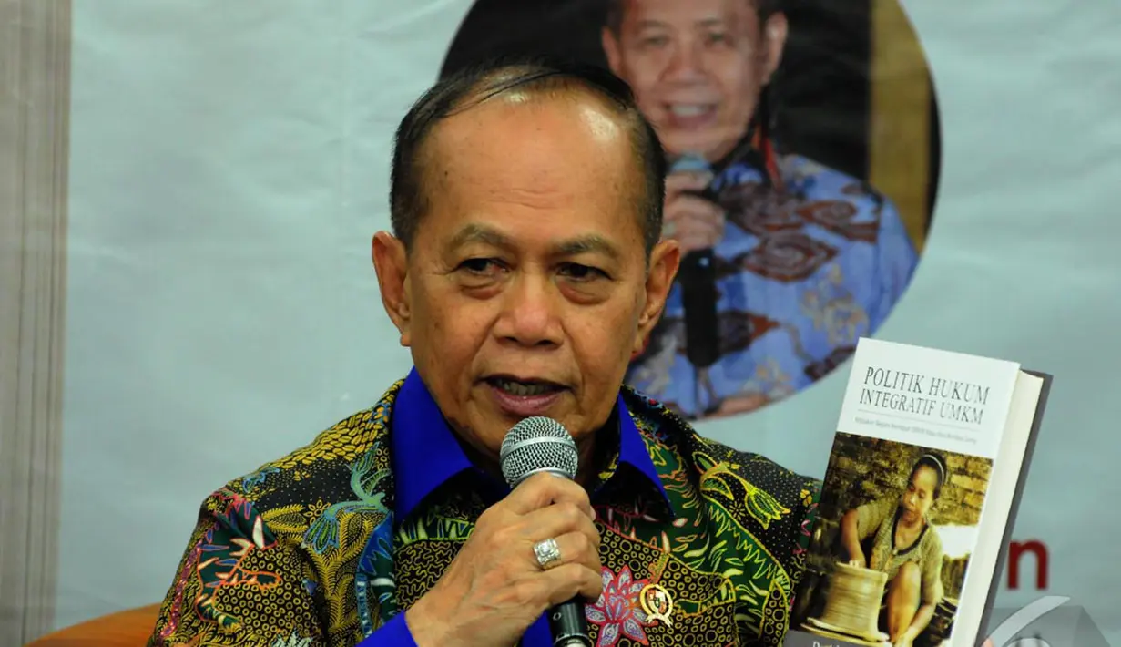 Menteri Koperasi/UKM, Syarif Hasan mengapresiasi buku karya  Ade Komaruddin, Jakarta, Senin (29/9/2014) (Liputan6.com/Andrian M Tunay)