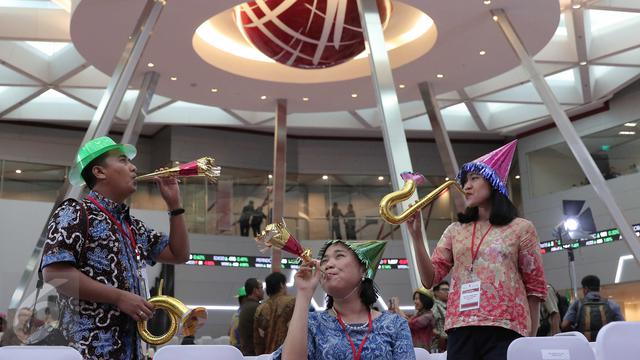 20151230-Penutupan Perdagangan Bursa 2015, Pegawai BEI Tiup Terompet