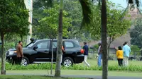 Mantan Presiden Amerika Serikat, Barack Obama (kaus biru) bersama keluarga meninggalkan kawasan Candi Prambanan, Yogyakarta, Kamis (29/6). Barack Obama beserta keluarga mengunjungi sejumlah tempat di Yogyakarta. (Liputan6.com/Helmi Fithriansyah)