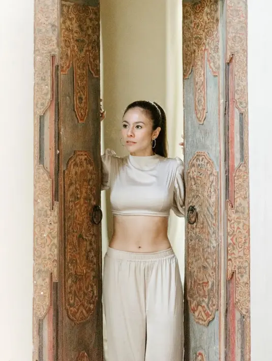 Liburan di Bali, Wulan tampil dengan set crop top warna khaki yang mengekspos perut absnya. [Foto: IG/wulanguritno].