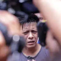 Meskipun Ariel NOAH sangat tampak terpukul atas meninggalnya ayahanda kepangkuan Maha Kuasa. Ariel berusaha legowo dan mengikhlaskan semuanya. (Adrian Putra/Bintang.com)